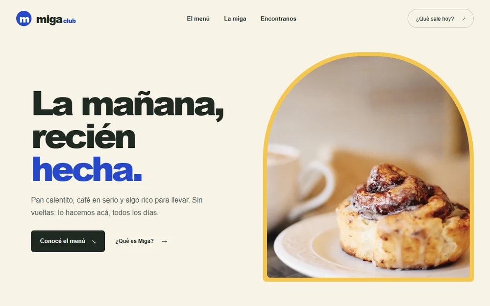 Portada de Miga Club con fotografía de un roll de canela y café enmarcada en amarillo.