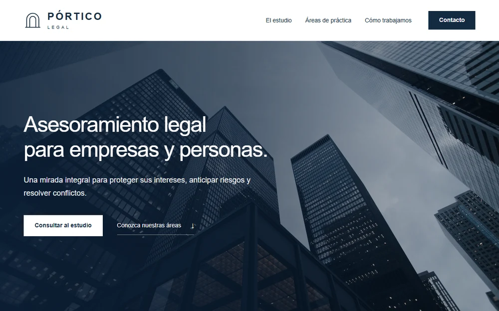 Portada institucional de Pórtico Legal con fotografía de edificios y una propuesta de asesoramiento jurídico.
